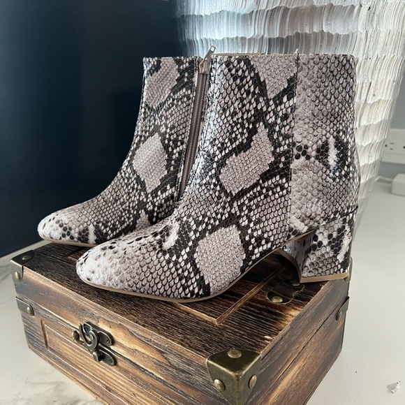 Chinese Laundry Daria Block Heel Booties - Picture 2 of 12